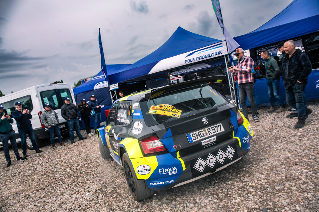 Even geen helm, wel midden in de sport..